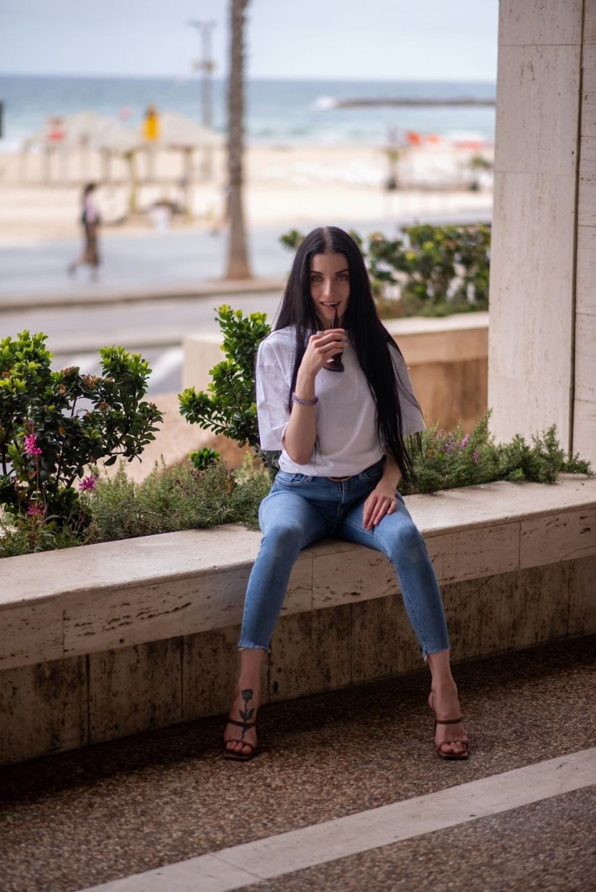 ליזה- בתל אביב בת 25 חטובה מעסה מבינה עניין